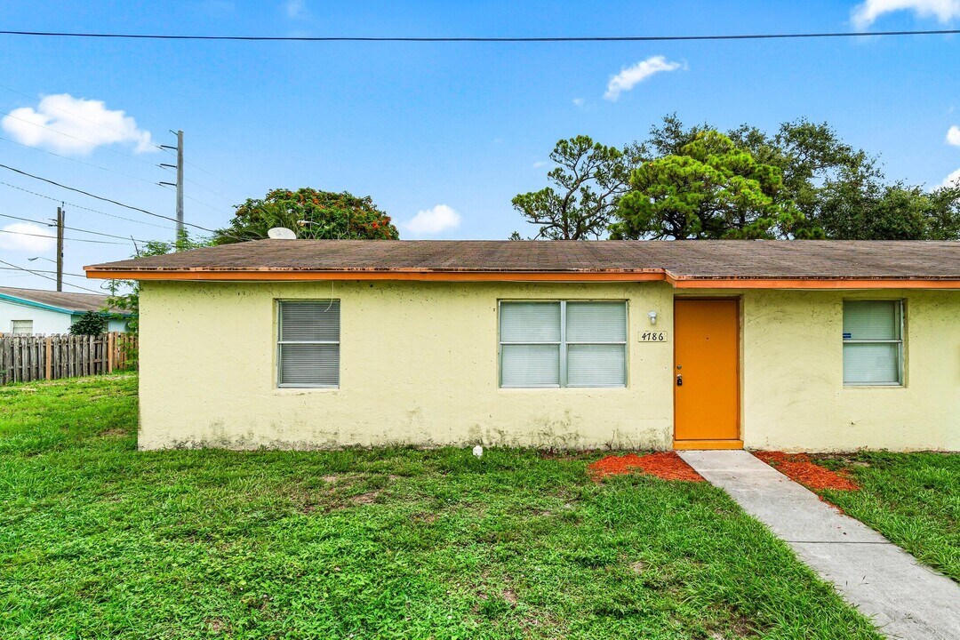 4786 Gulfstream Rd in Lake Worth Beach, FL - Building Photo