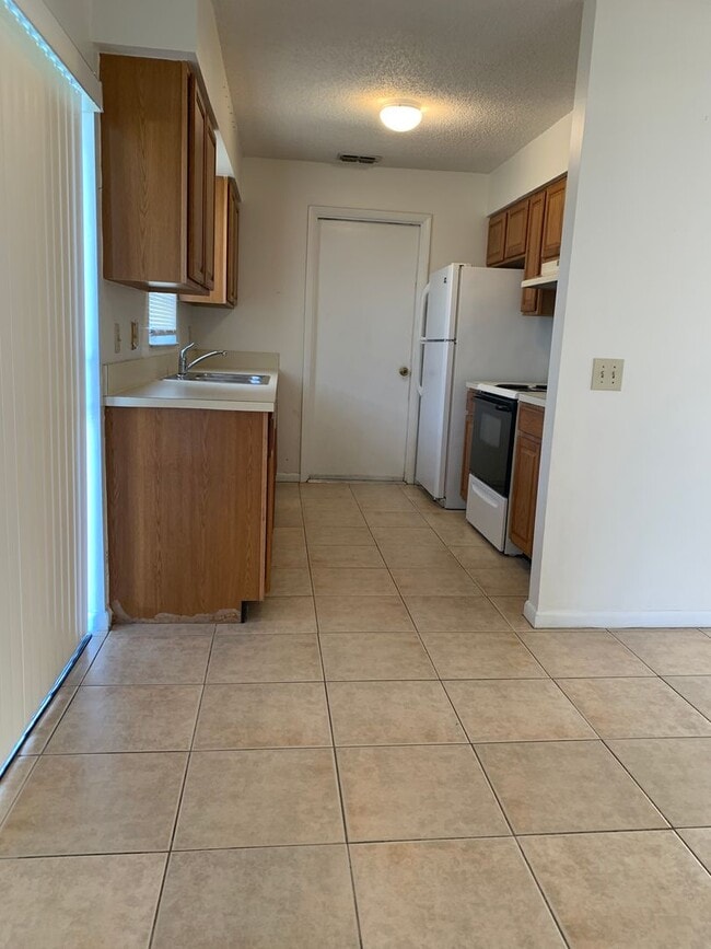 619 SE Clifton Ln in Port St. Lucie, FL - Building Photo - Building Photo