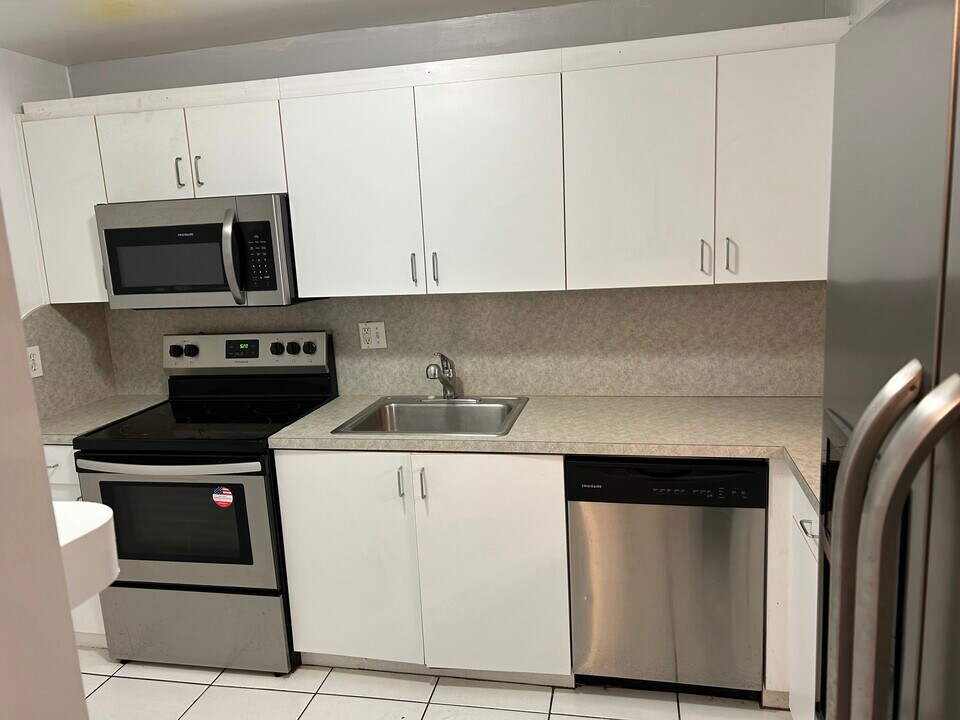 3195 Foxcroft Rd in Hollywood, FL - Building Photo