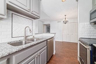 2300 Augusta Dr in Houston, TX - Building Photo - Building Photo