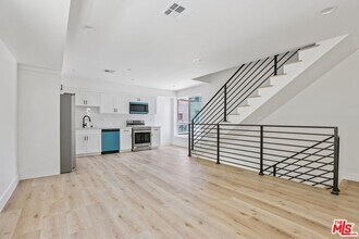 2113 Holly Dr in Los Angeles, CA - Building Photo - Building Photo