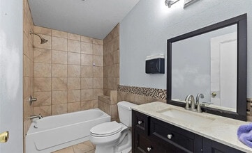 159 E Crescent Harbor Rd in Oak Harbor, WA - Building Photo - Building Photo