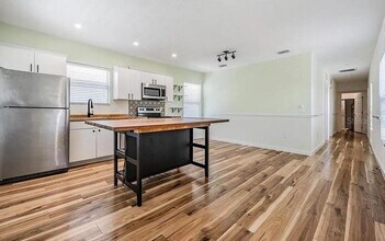 1325 W North B St in Tampa, FL - Building Photo - Building Photo