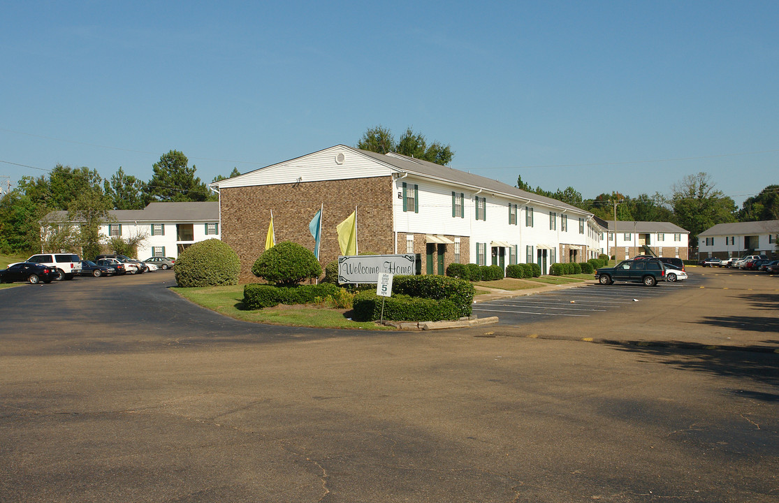 Hunter Oaks Apartments in Clinton, MS - Building Photo