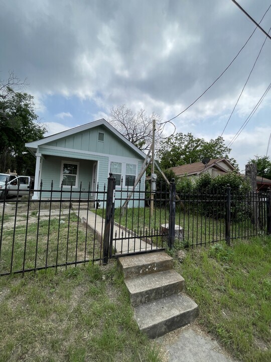 234 F St in San Antonio, TX - Building Photo