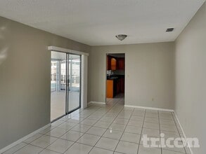 1924 Derbywood Dr in Brandon, FL - Building Photo - Building Photo