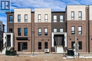 70 Kenesky Dr in Waterdown, ON - Building Photo