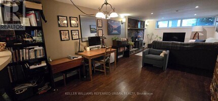 30 Collins Crescent in Aurora, ON - Building Photo - Building Photo