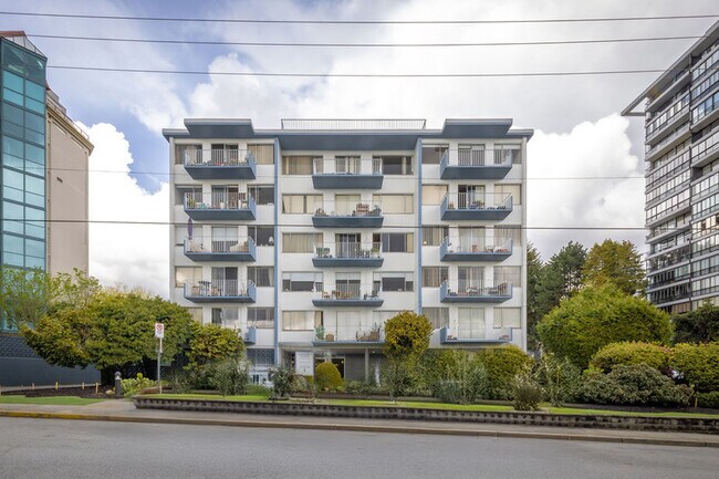 1665 Duchess Ave in West Vancouver, BC - Building Photo - Building Photo