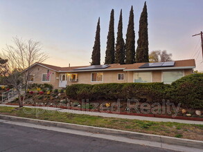 11529 Collett Ave in Los Angeles, CA - Foto de edificio - Building Photo