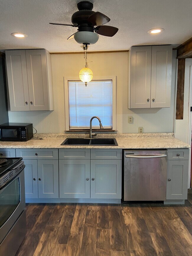 614 Crouch Ave Rentals in Devine, TX