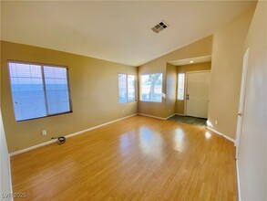 8139 W Rochelle Ave in Las Vegas, NV - Foto de edificio - Building Photo