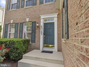 43103 Lake Ridge Pl in Leesburg, VA - Building Photo - Building Photo