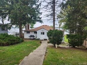 8463 Hillpoint Dr in Brighton, MI - Foto de edificio - Building Photo