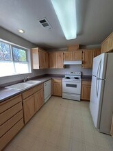 2555 Springhill Dr in Ashland, OR - Building Photo - Building Photo