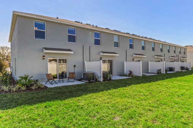 Laurel Lakes Townhomes in Seffner, FL - Foto de edificio - Building Photo