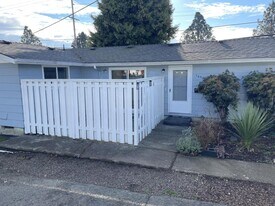 1640 Lawnridge St SW in Albany, OR - Building Photo