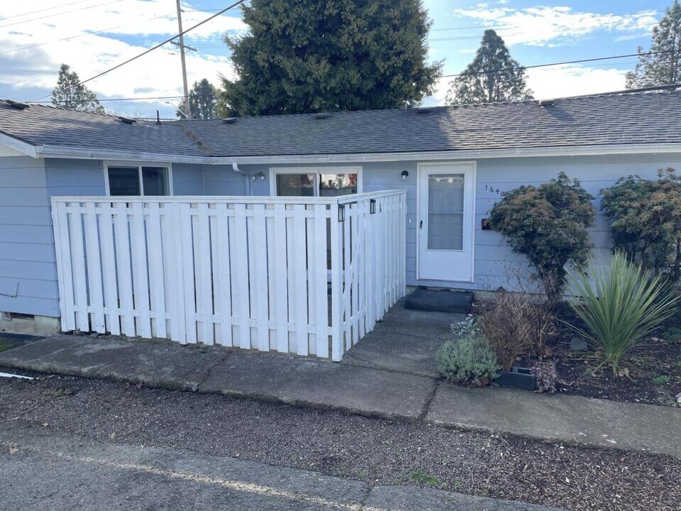 1640 Lawnridge St SW in Albany, OR - Building Photo