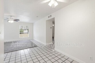 240 E Beck Ln in Phoenix, AZ - Building Photo - Building Photo