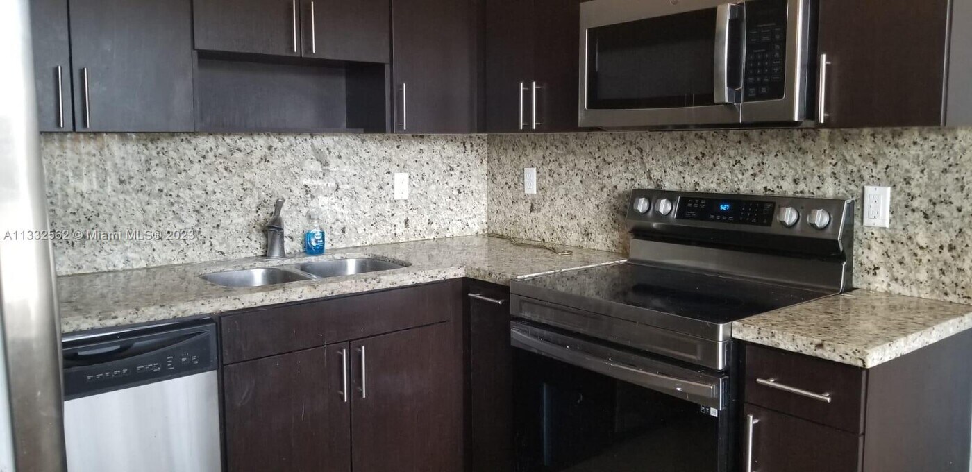 34 SW 9th St-Unit -1 in Hallandale Beach, FL - Building Photo