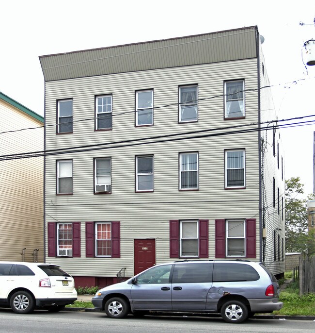 220 Trumbull St in Elizabeth, NJ - Building Photo - Building Photo