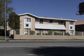 19419 Victory Blvd in Reseda, CA - Building Photo - Building Photo