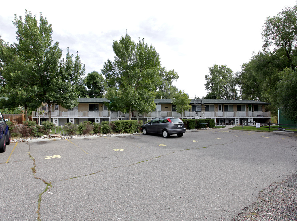 Highline Canal Apartments in Denver, CO - Building Photo