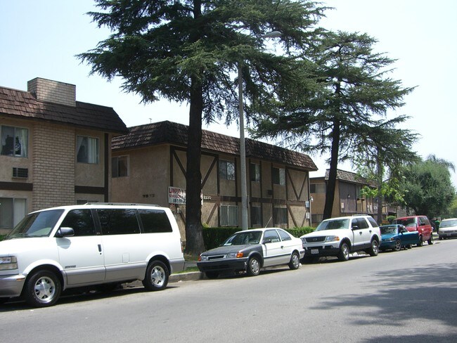 Langdon Villas in Van Nuys, CA - Foto de edificio - Building Photo