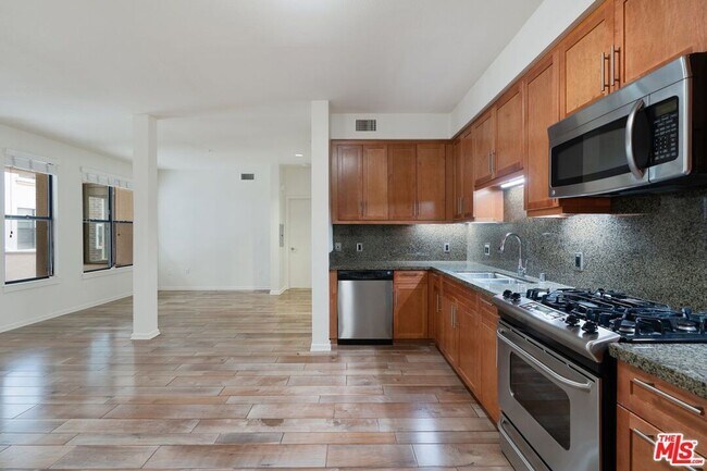 128 Orange Ct in Monrovia, CA - Foto de edificio - Building Photo