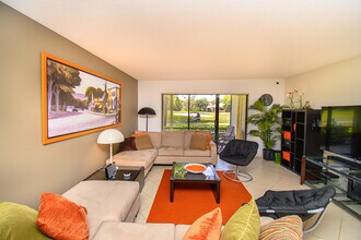 8334 Cypress Ln in Boca Raton, FL - Building Photo - Building Photo