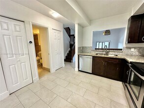 4245 S Pine Island Rd in Davie, FL - Building Photo - Building Photo