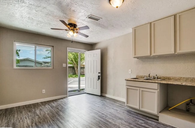 4820 Oak Ave, Unit 8 in Pasadena, TX - Building Photo - Building Photo