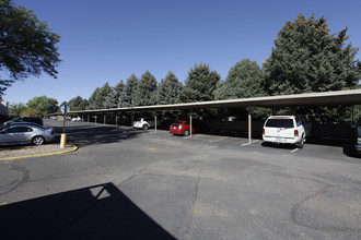 Garden Court Apartments in Denver, CO - Building Photo - Building Photo