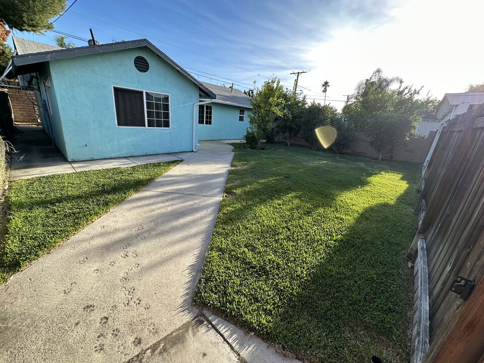 12020 Neenach St in Sun Valley, CA - Building Photo