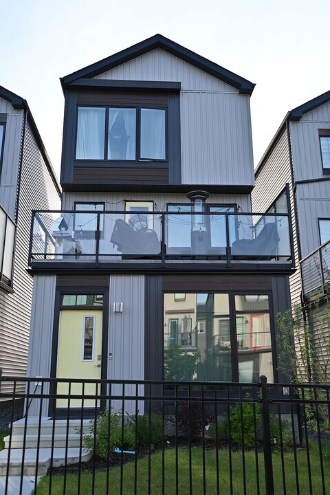 479-439 39 St SW in Edmonton, AB - Building Photo