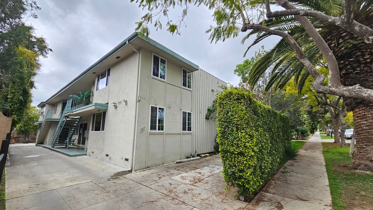 907 N Harper Ave in West Hollywood, CA - Building Photo