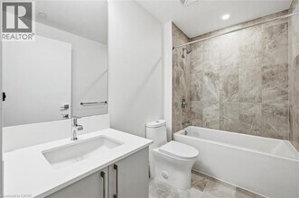 500 Plains Rd E in Burlington, ON - Building Photo - Building Photo