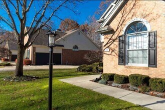 1154 Bluebird Dr in Rochester Hills, MI - Foto de edificio - Building Photo