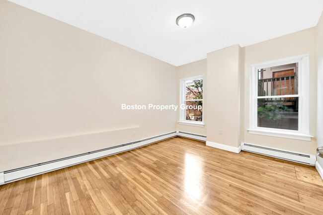 19 Lambert Ave, Unit 4 in Boston, MA - Foto de edificio - Building Photo