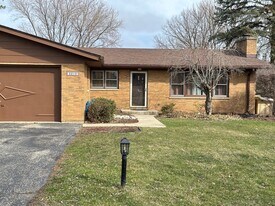 3210 Vista Ter in McHenry, IL - Building Photo