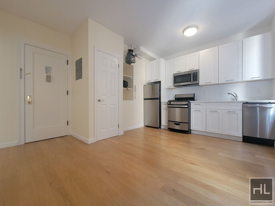 AMAZING STUDIO APARTMENT!! AMAZING DEAL! W in New York, NY - Building Photo