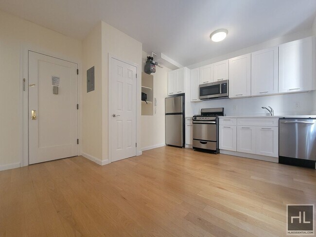 305 W 45th St