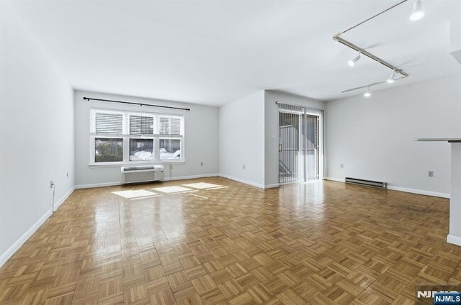 1111 River Rd, Unit C6 in Edgewater, NJ - Foto de edificio - Building Photo