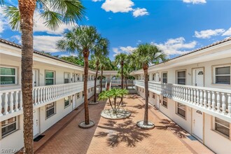 980 7th Ave S in Naples, FL - Foto de edificio - Building Photo