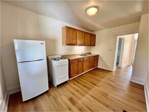521 Burbank Ave-Unit -2 in Woodstock, IL - Building Photo - Building Photo