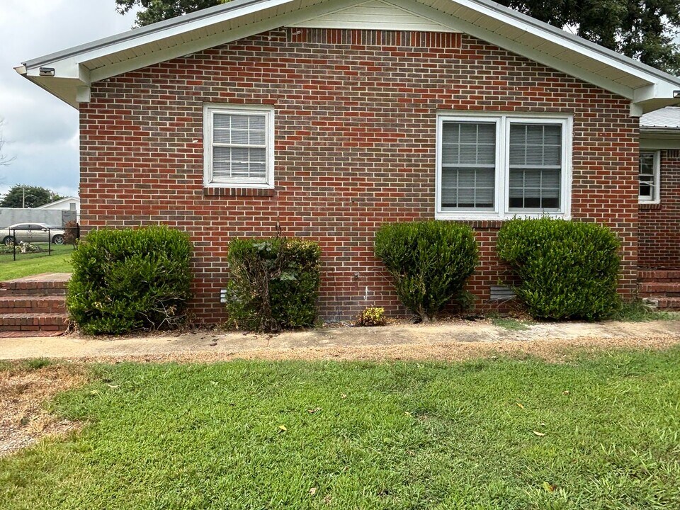 400 W Market St in Decherd, TN - Building Photo