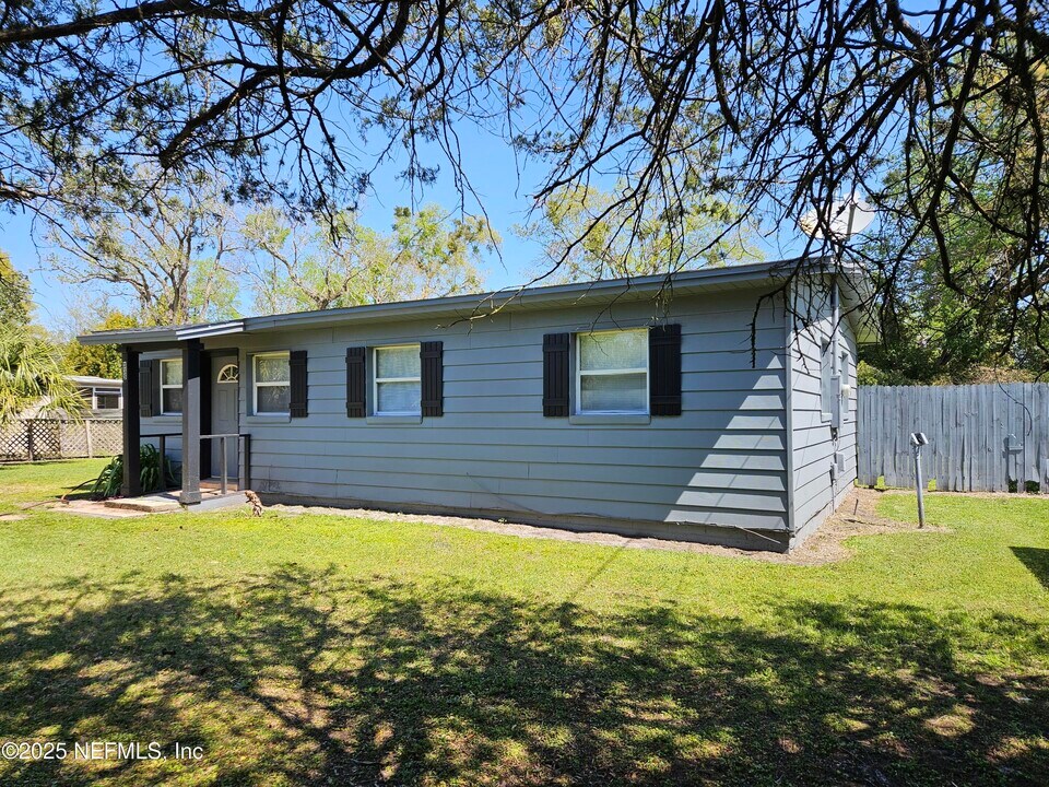 335 Wildwood Ln in Orange Park, FL - Foto de edificio