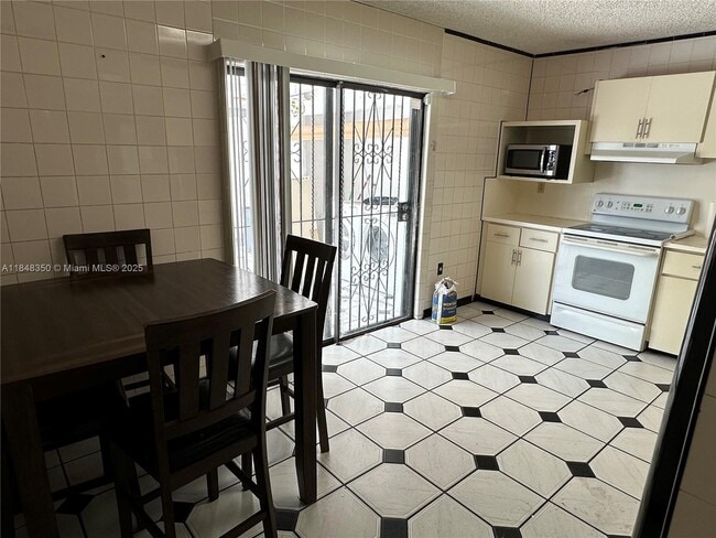 2190 W 60th St in Hialeah, FL - Building Photo - Building Photo