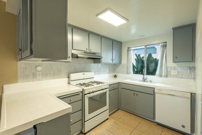 property at 2025 Oxford Ave