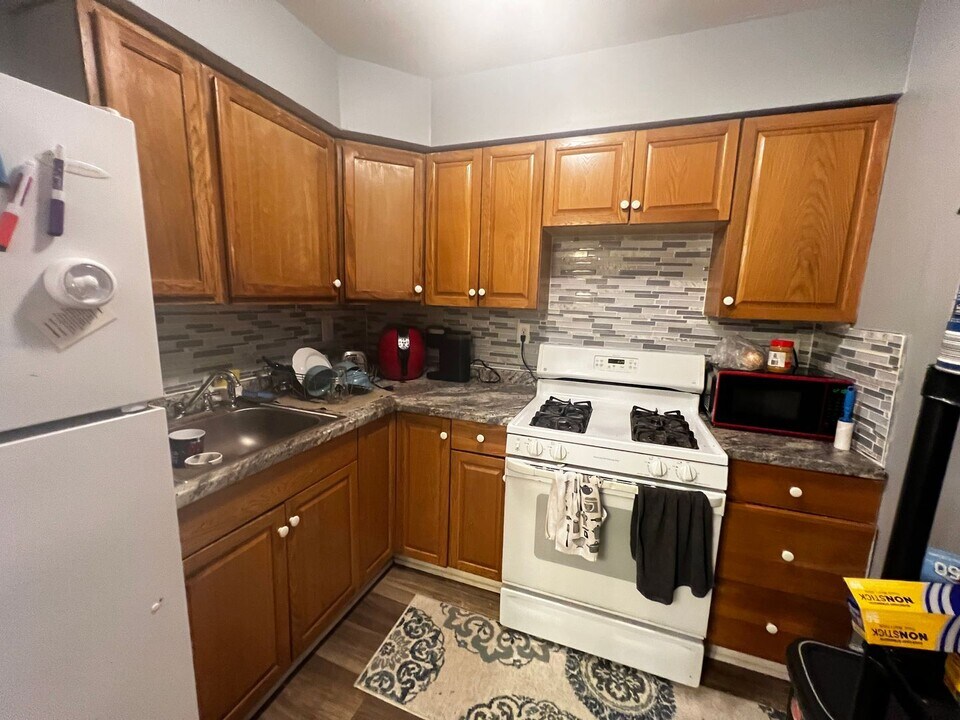 616 N 33rd St in Philadelphia, PA - Building Photo